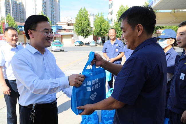 安全為本  情系職工——高溫季，安慶港華為職工撐起“遮陽傘”